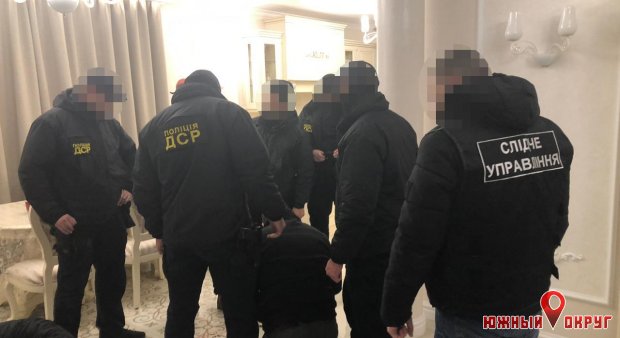 «Лицом в пол»: в Одессе спецназ задержал вооруженных грабителей