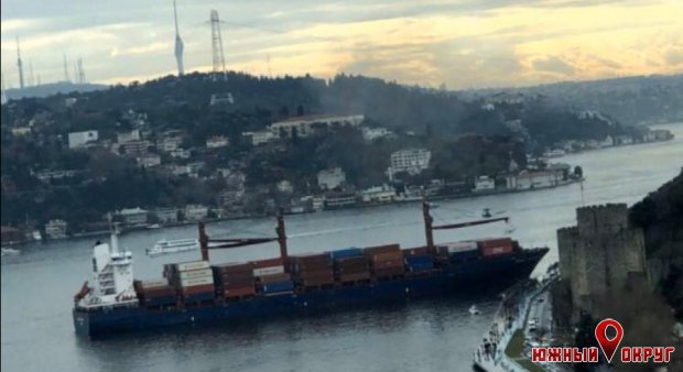 Стамбул: следовавший из Одессы контейнеровоз «протаранил» набережную (видео)