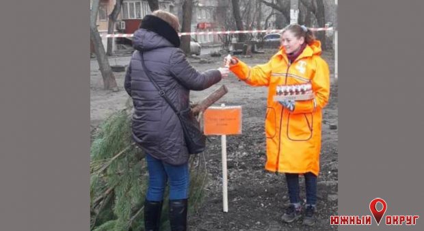 В Одессе коммунальщики меняют елки на конфеты (фото)