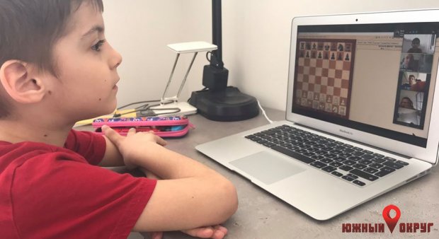 В Южном в онлайн уходят все, даже шахматисты (фото)