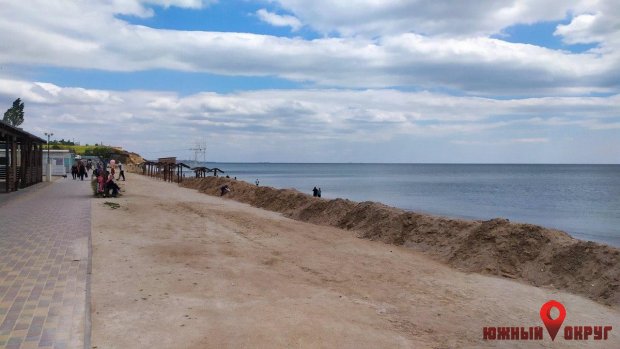 На пляже Южного обновят песчаное покрытие (фото)