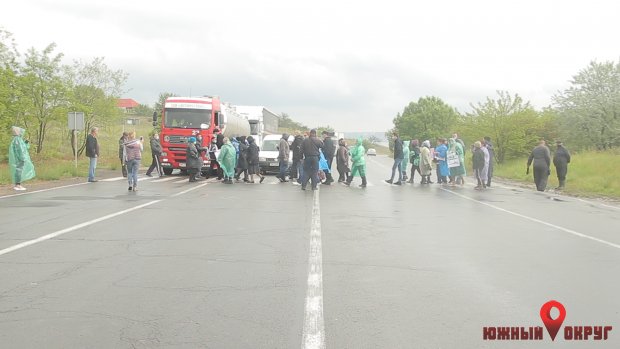 Жители Сычавки в знак протеста перекрывали дорогу и настроены на встречу с губернатором (фото)