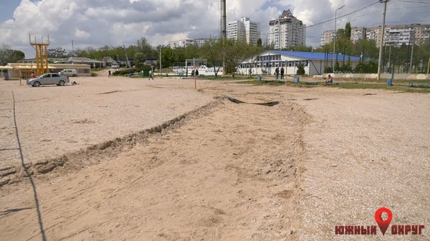 Работники КП "Экосервис" вновь насыпали песок на Южненский городской пляж (фото)