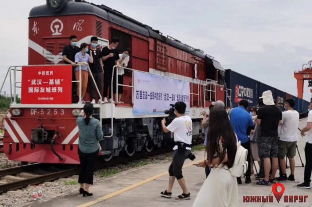 Украина встретит первый контейнерный поезд из Уханя (фото)