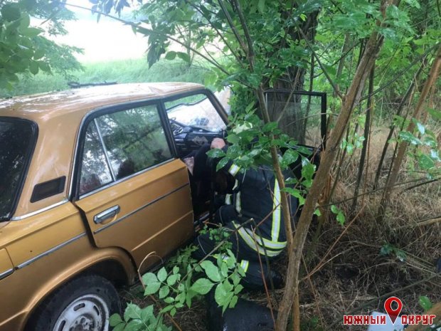 В с. Зориново спасатели деблокировали из автомобиля водителя и пассажира