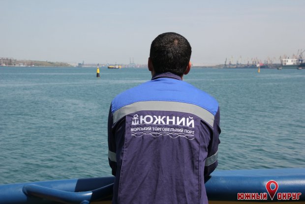 960 комплектов защитной одежды получили работники порта Южный (фото)