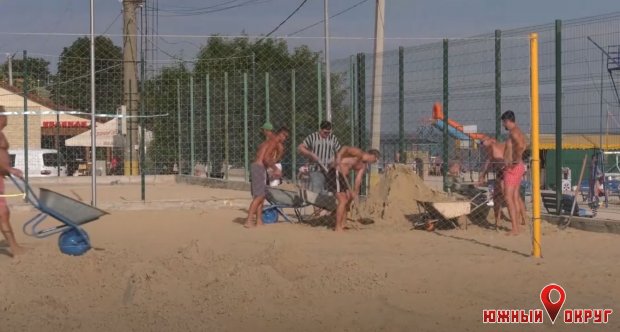 Южный: большая волейбольная семья вручную восстанавливает игровую площадку (фото)