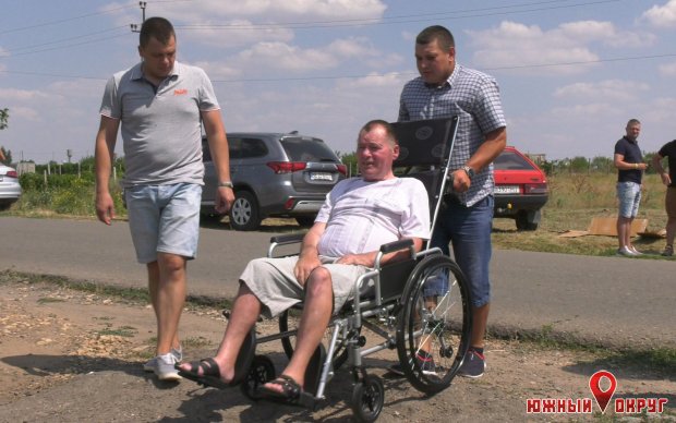 Жителю Коблево подарили инвалидную коляску (фото)