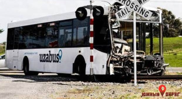 Есть погибший: поезд столкнулся со школьным автобусом в Новой Зеландии