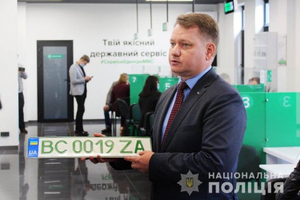 Сервисные центры МВД начали выдавать зеленые номерные знаки для электротранспорта