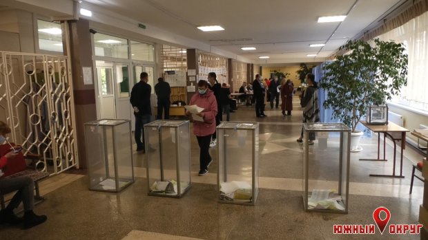 Нарушения на выборах в Украине: бюллетени в кастрюле и обливание наблюдателя кофе
