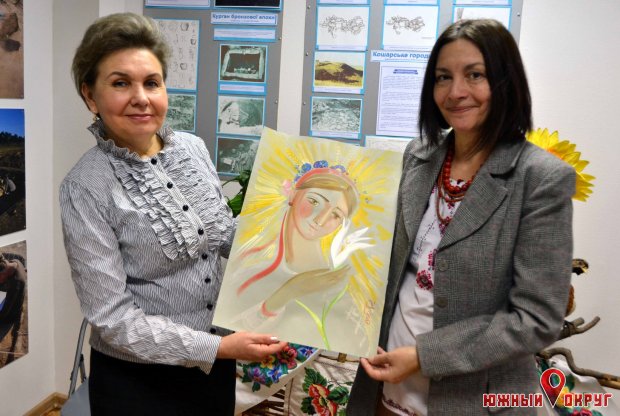 Татьяна Ерошенко, директор музея города Южный (слева).