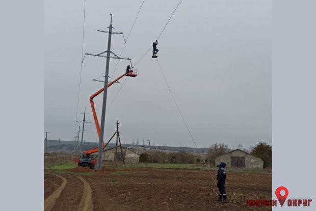 В Одесском районе энергетики устанавливают светоотражатели на высоковольтной линии