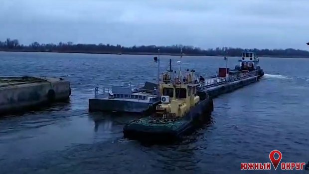 Плавучий причал для ВМС Украины отправился в Южный