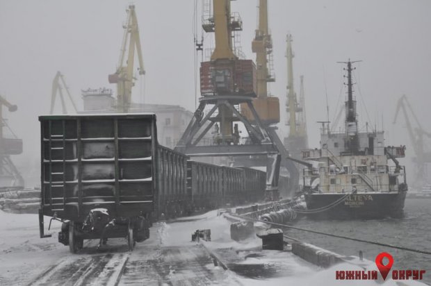 В пяти морских портах снег ограничил операции с зерновыми грузами