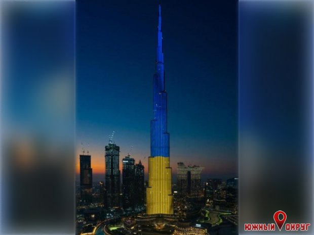 Цветами украинского флага подсветили самый высокий в мире небоскреб