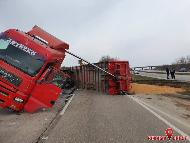 Около Доброслава перевернулся грузовик с зерном (фото)