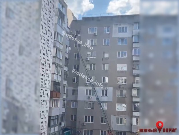 В Южном из горящей квартиры на 9 этаже выпрыгнула женщина (фото, видео, обновлено)