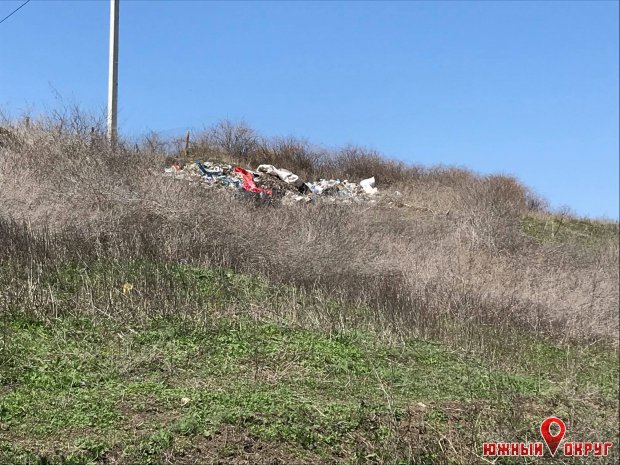 Красоты холмов под Кошарами завалены мусором (фото)