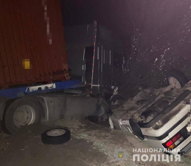 Смертельное ДТП: ночью возле Кошар столкнулись грузовик и легковушка (фото)