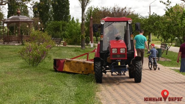 Работники КП “Экосервис‟ благоустраивают Южный каждый день: сейчас в городе косят траву (фото)