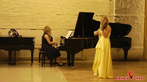 В актовом зале АШГ города Южный состоялся концерт выпускницы отдела фортепиано Южненской школы искусств (фото)