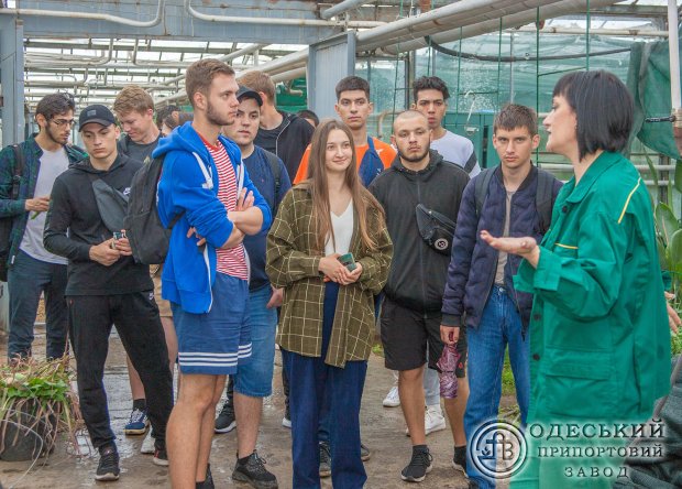 Теплицы АО “ОПЗ‟ посетили студенты Одесского аграрного университета и школьники Южного (фото)
