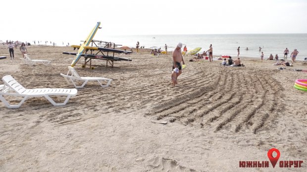 В Южном восстанавливают городской пляж из-за последствий ливней (фото)