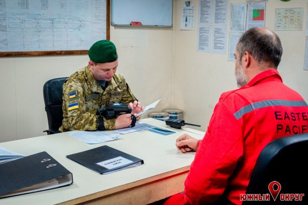 В порту Пивденный 12 русских моряков получили запрет на въезд в Украину