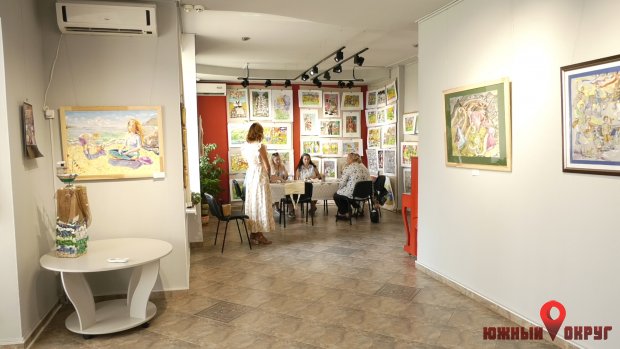 В Южненской городской художественной галерее прошел мастер-класс по росписи сумок (фото)