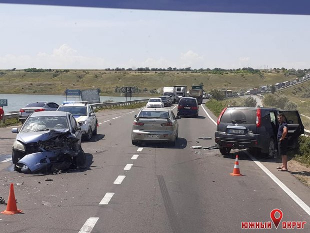 На дороге между Коблево и Кошарами образовалась пробка из-за аварии (фоторепортаж)