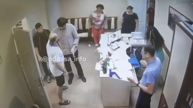 В Фонтанке рядовые граждане задержали мужчину, который пришел в местный сельсовет с ножом (видео)
