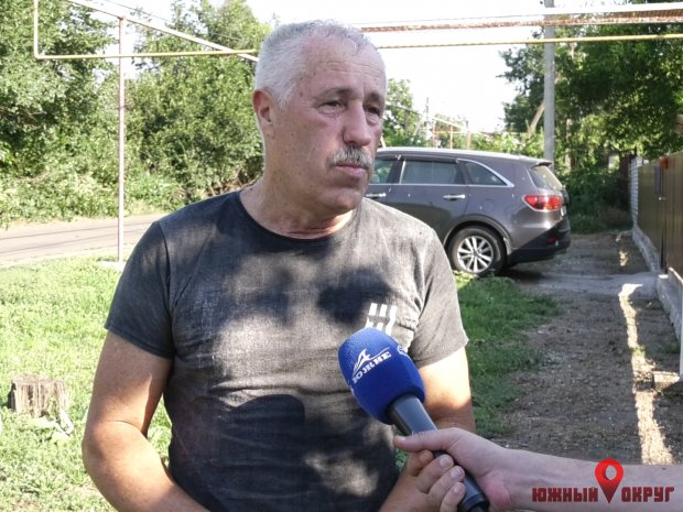 Валерий Щербань, житель поселка Новые Беляры, участник субботника.