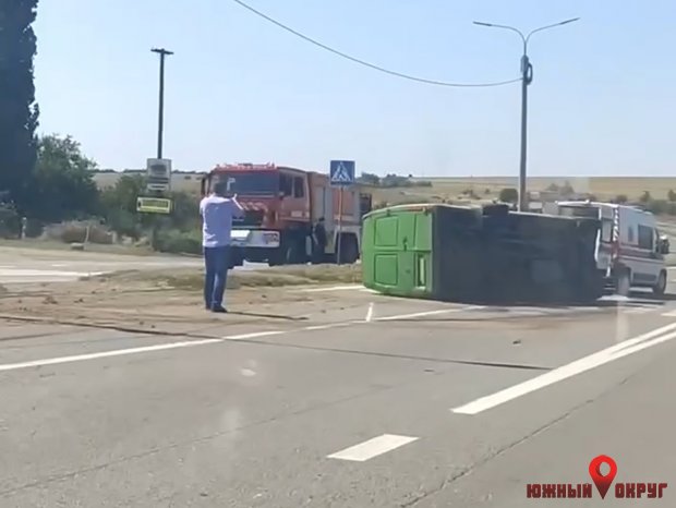 На трассе М-14 в селе Иваново Одесского района перевернулся микроавтобус (видео)