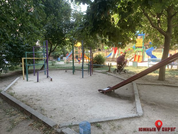 В Южном заменят покрытие на детской площадке (фоторепортаж)