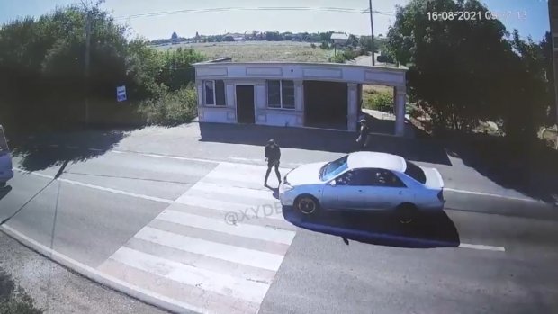В Фонтанке на пешеходном переходе автомобиль наехал мужчине на ногу (видео)