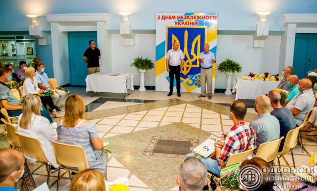 На АО “ОПЗ‟ в честь 30-летия Независимости Украины сотрудникам вручили награды