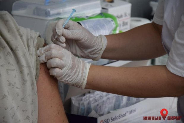 В АМП Пивденный прошел второй этап вакцинации от COVID-19