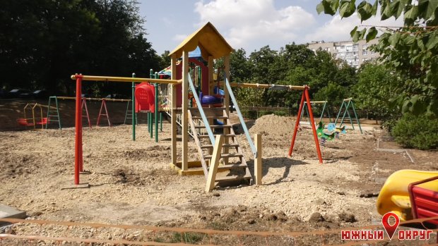 В Южном во дворе по пр. Мира, 26 заменят покрытие детской площадки (фото)