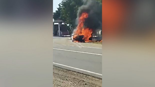 В Новой Дофиновке в сторону Южного возле АЗС загорелся автомобиль (видео)
