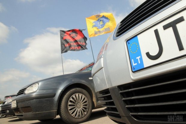 Будут штрафы: в Украине закончился льготный период для растаможки “евроблях‟