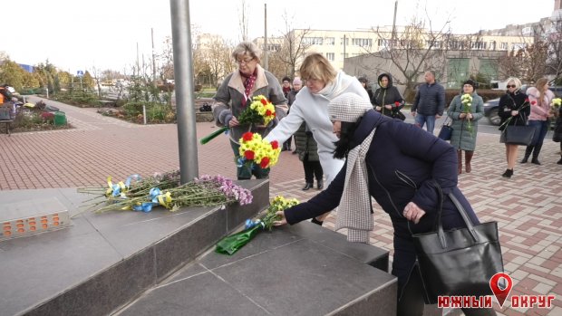 День достоинства и свободы: представители Южненского горсовета возложили цветы (фото)
