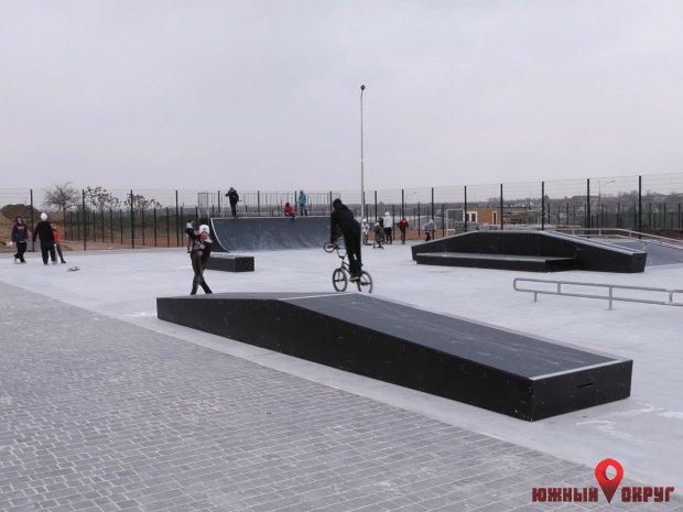 Для южненских скейтеров открыли новый парк (фото)