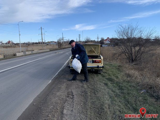 Житель Южного самостоятельно засыпал дорожные ямы в районе Сычавки (фото)
