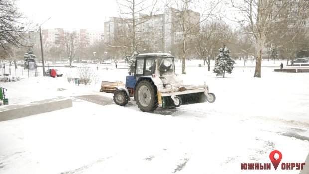 В Южном коммунальщики борются с последствиями снегопада (фото)