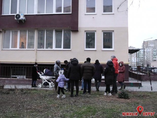 В Южном по ул. Иванова, 24 решают проблему с высоким тарифом за электроэнергию (фото)