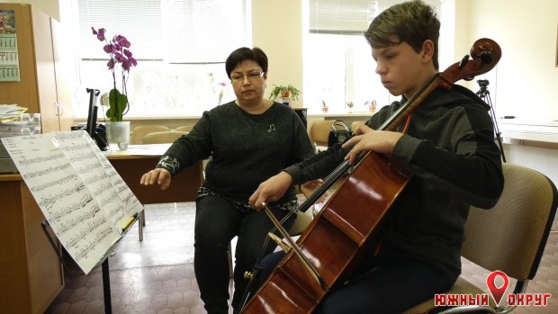 Южненец Елисей Сидоренко в городской школе искусств осваивает виолончель