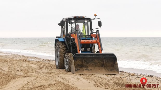 Сотрудники КП “Южненское побережье‟ уже готовят городской пляж к летнему сезону (фото)