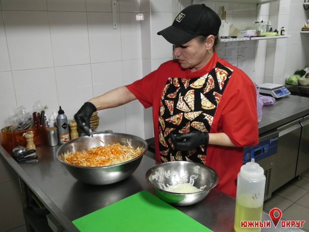 В Южном предприниматель организовал бесплатные обеды для нуждающихся (фото)
