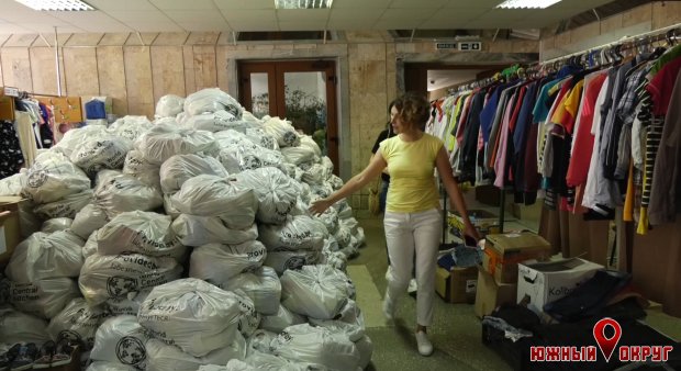 В Южненском ДК волонтеры благотворительного фонда раздают продуктовые наборы (фото)